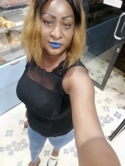 Sandra 35 años Yaoundé  Camerún